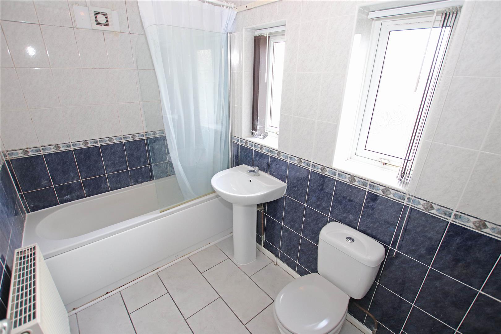 FIRST FLOOR FAMILY BATHROOM